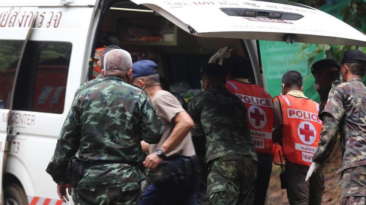 Miembros de los servicios de rescate evacúan a uno de los niños rescatados en ambulancia tras sacarlo de la cueva Tham Luang en el parque Khun Nam Nang, provincia de Chiang Rai (Tailandia) el 8 de julio de 2018.