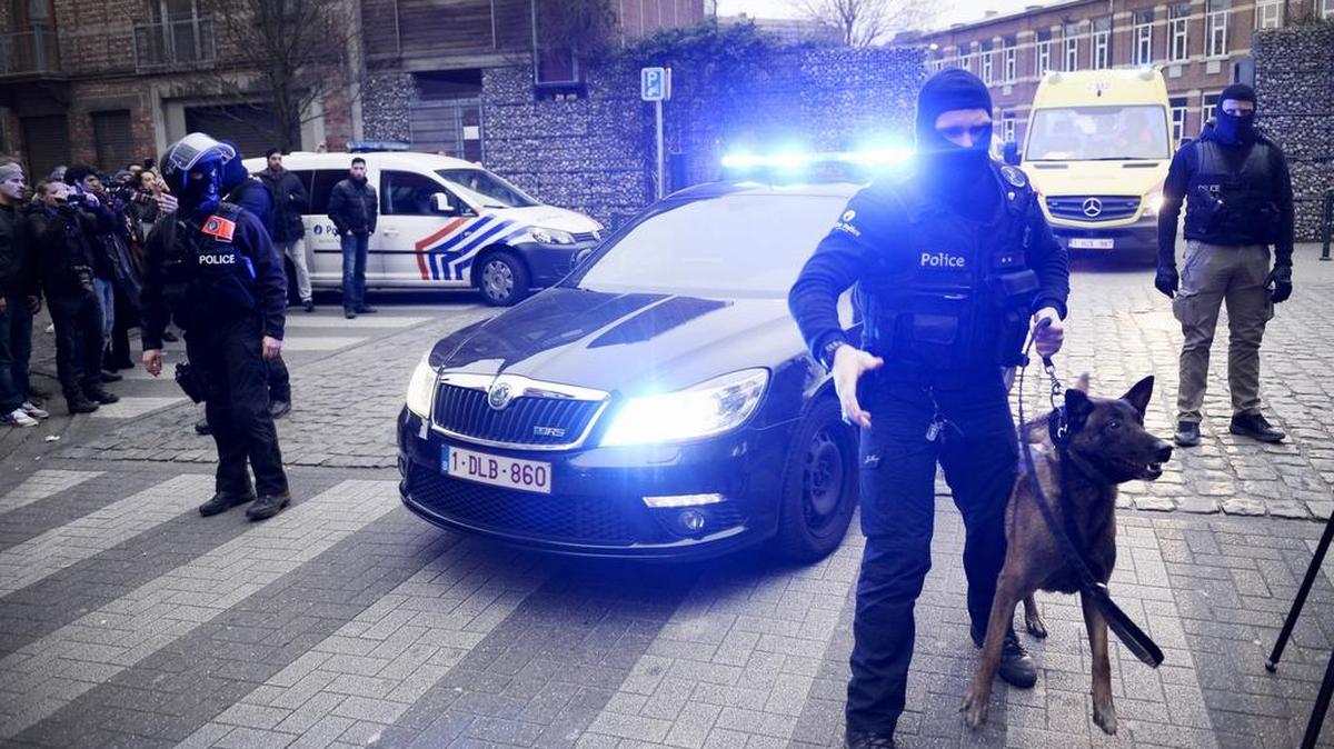 Salah Abdeslam , que consiguió esconderse durante cuatro meses de las fuerzas de seguridad, ha sido herido y detenido el viernes en su mismo barrio.