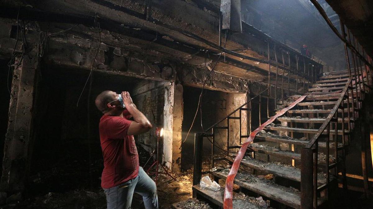 Un rescatista, en el interior de un edificio derruido, busca a gritos a posibles sobrevivientes del atentado suicida del domingo en Bagdad.
