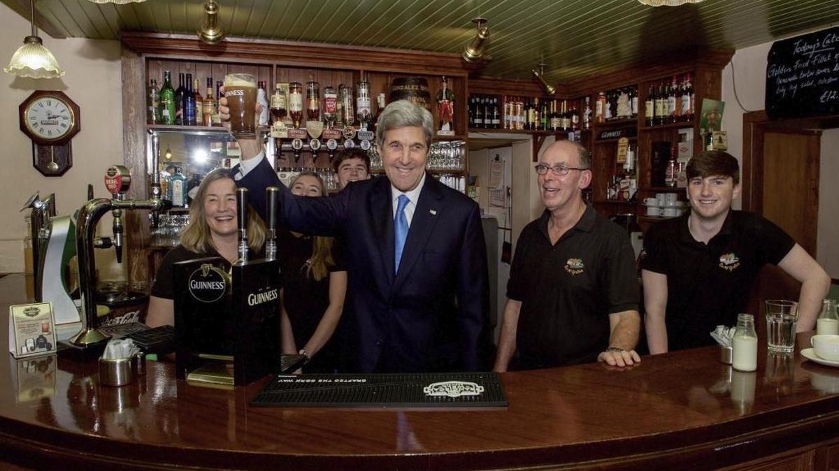 El secretario de Estado estadounidense John Kerry sosteniendo una pinta en un pub de Limerick, Irlanda, tras reunirse con su colega irlandés el domingo.