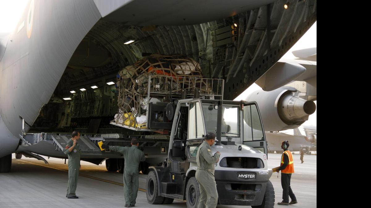 
Miembros de las Fuerzas de Respuesta a Desastres de India preparan ayuda humanitaria para ser enviada a Nepal, que fue golpeada fuertemente por un terremoto el sábado. 
