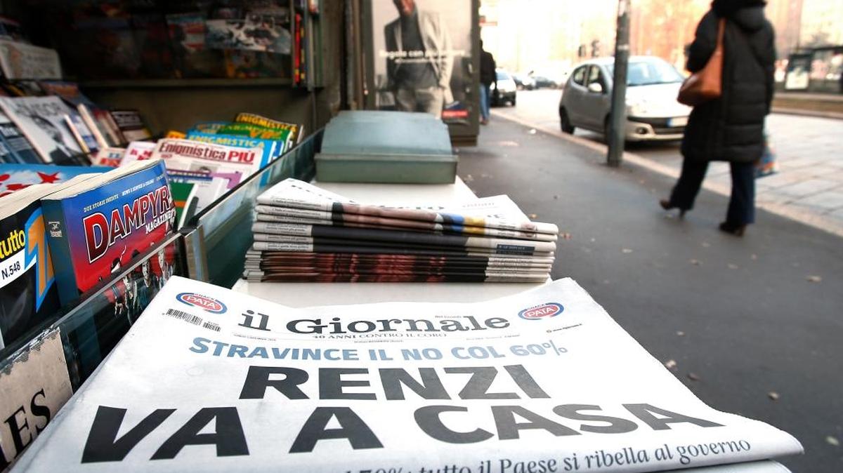 El titular de un diario lee “Renzi se va a casa” luego de conocerse que los votantes rechazaron el referendo constitucional el domingo.