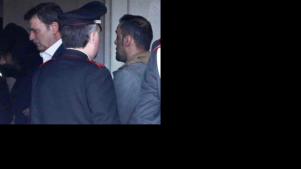 
Claudio Giardello (izq.), identificado por medios locales como el autor del tiroteo perpetrado en Milán, Italia, es escoltado por la policía a la oficina de carabineros en Vimercate, el jueves.


