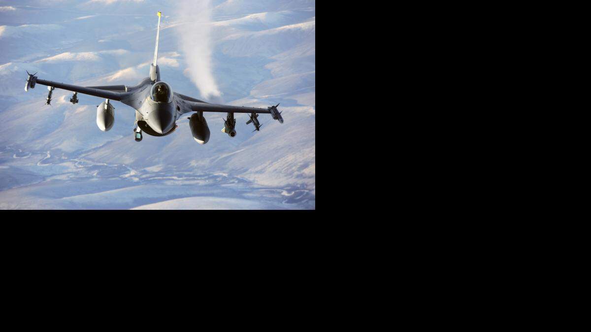 
En Siria, 17 de los bombardeos se produjeron cerca de la ciudad kurda de Kobane y destruyeron dos edificios y tres tanques, al tiempo que dañaron siete unidades tácticas de los yihadistas.
