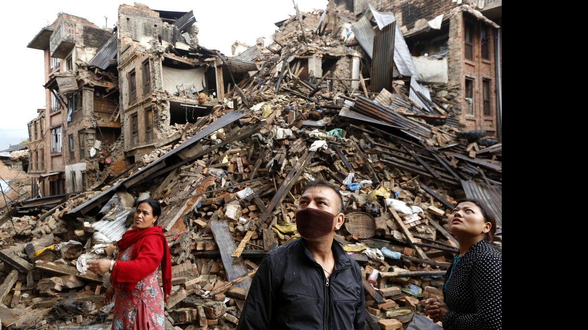 
Varias personas inspeccionan los restos de varios edificios destrozados tras el terremoto, en el distrito de Bhaktapur, Nepal, este lunes 27 de abril. La cifra de muertos ascendía a más de 4,000 según los reportes oficiales.


