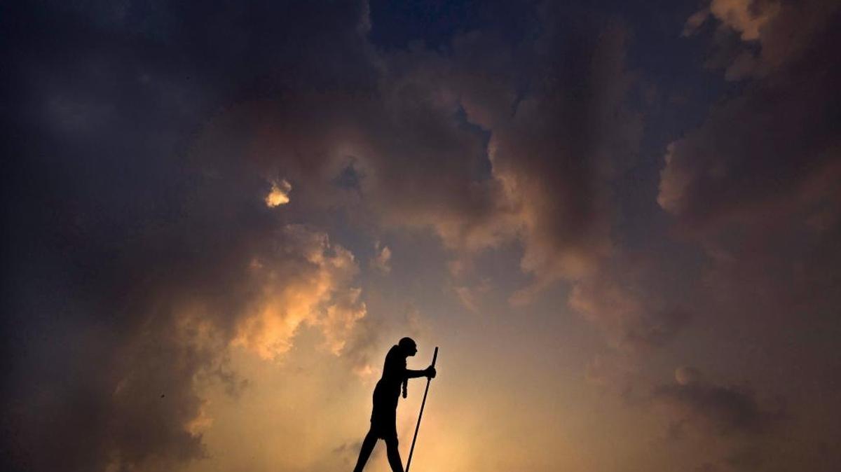 Vista de la silueta de una estatua de Mahatma Gandhi situada en Amritsar.