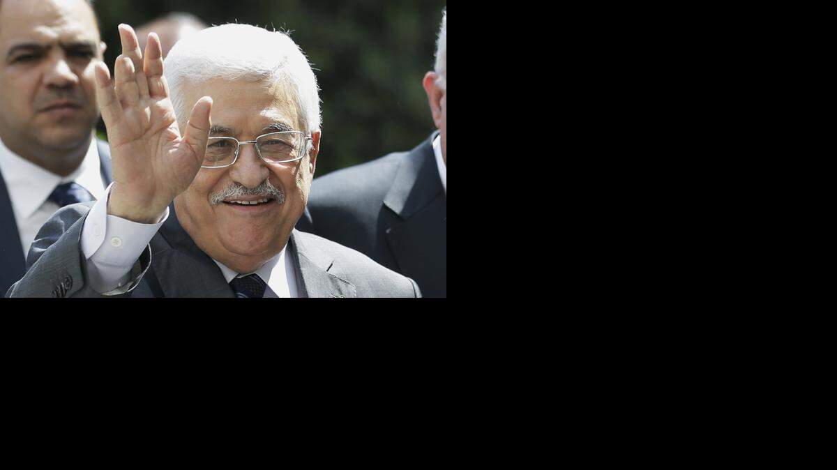 <cutline_leadin>El presidente</cutline_leadin> de la Autoridad palestina Mahmud Abbas saluda a su llegada a Egipto para asistir a reunión de ministros de Relaciones Exteriores Arabes.<252> <252><252>