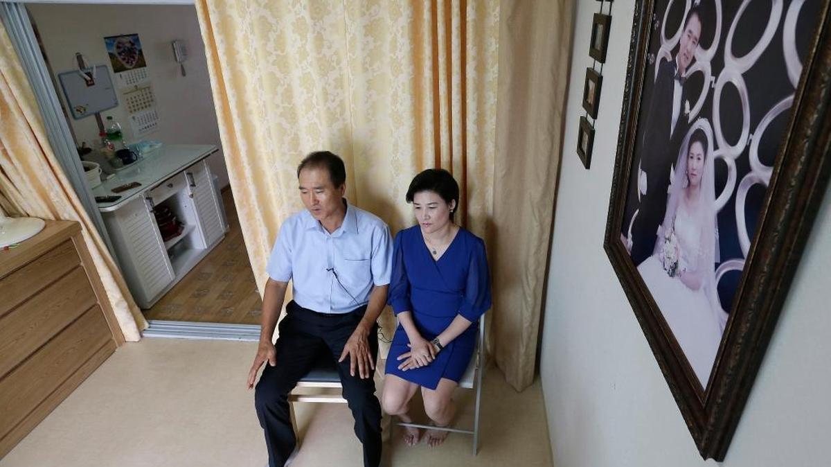 Kim Jungah (dcha.), desertora de Corea del Norte, durante una entrevista junto a su marido Kim JongPhil en su casa en Corea del Sur. Kim no habla con su hija desde comienzos del 2013, cuando su esposo cambió el número de teléfono al descubrir que ella se había casado con otro en Corea del Sur.
