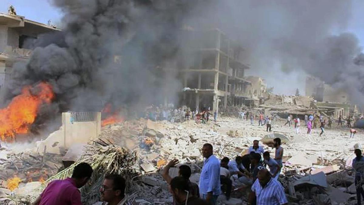 Civiles sirios se reúnen en la escena donde bombardeos azotaron la ciudad kurda de Qamishli, donde murieron 44 personas, el 27 de julio del 2016.