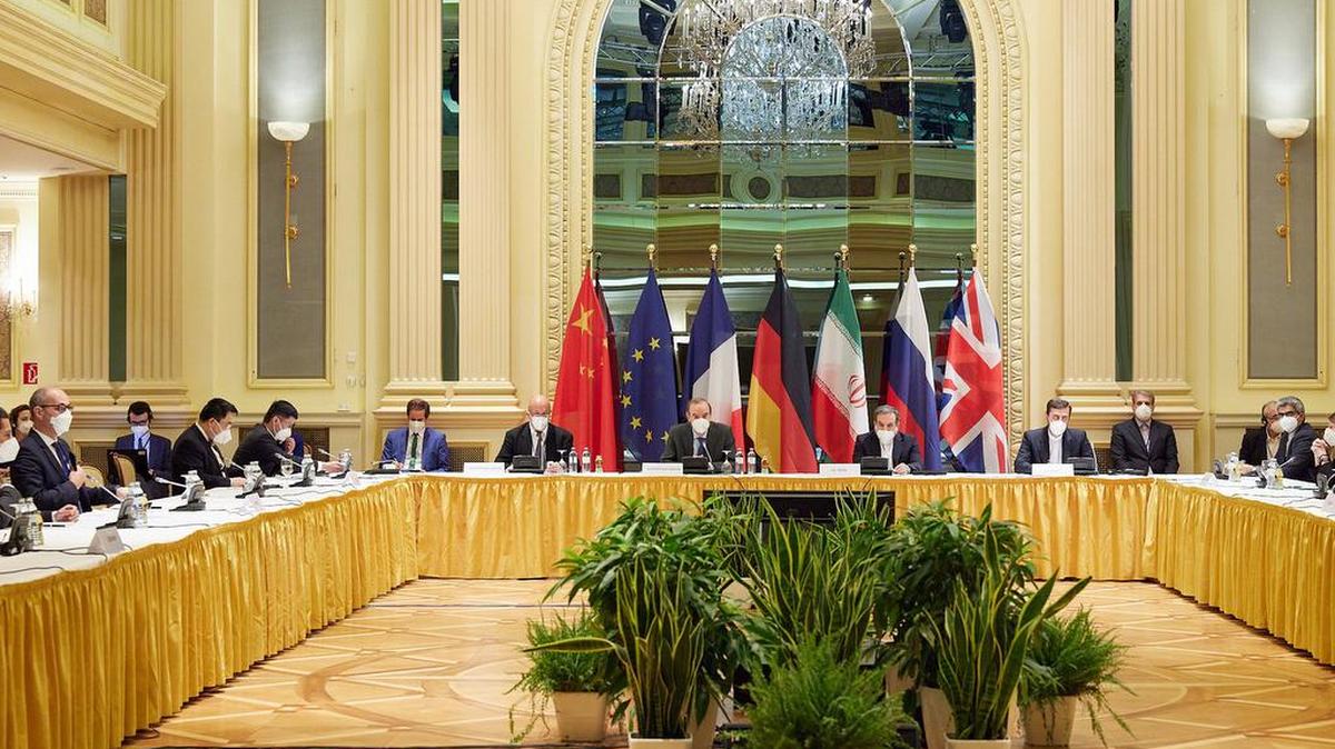 Representantes de la Unión Europea, Irán y otros asisten a las conversaciones nucleares en el Grand Hotel en Viena, Austria, el 15 de abril del 2021.