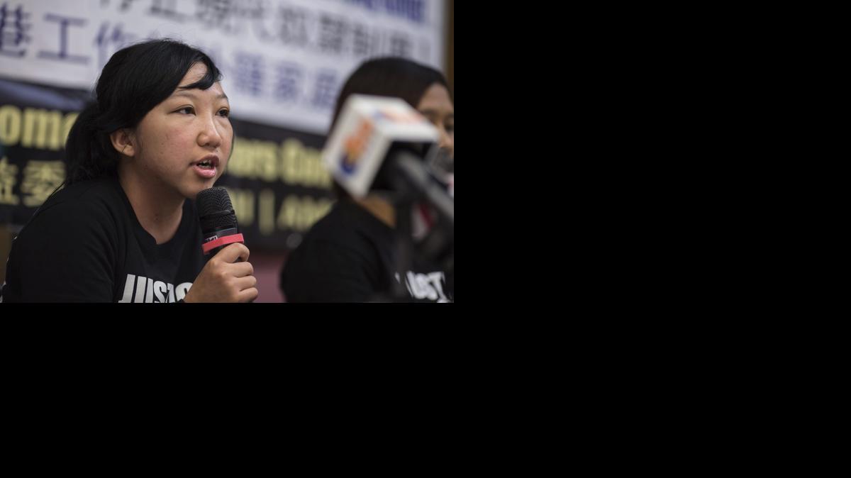 
La ex empleada doméstica indonesia Erwiana Sulistyanigsih (c) da una rueda de prensa en Hong Kong (China) hoy, martes 10 de febrero de 2015. Un tribunal de Hong Kong declaró hoy culpable a una hongkonesa por haber torturado a su trabajadora doméstica durante seis meses, un caso que ha desatado la indignación popular en la isla por la brutalidad de las agresiones físicas y psicológicas. EFE/Jerome Favre
