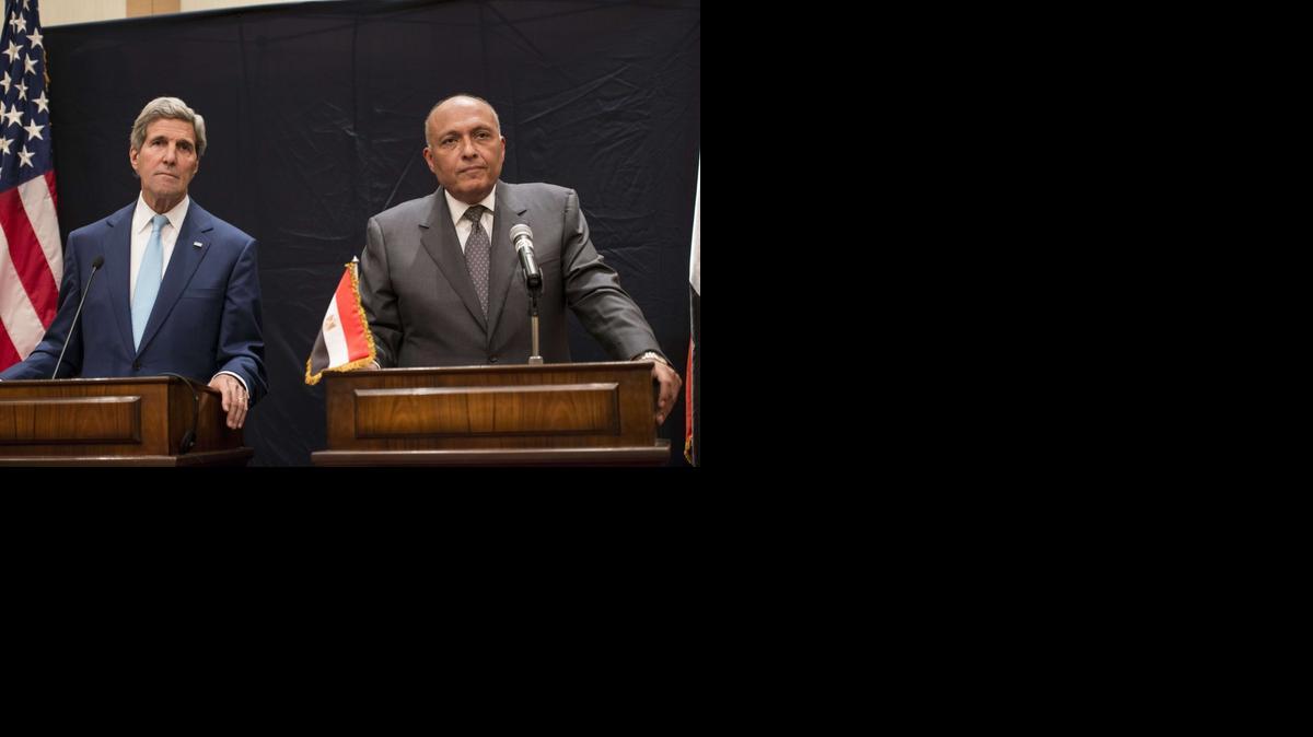 
El secretario de Estado de EEUU, John Kerry (izq.) y el ministro de relaciones exteriores egipcio Sameh Hassan Shoukry, en el Cairo. 
