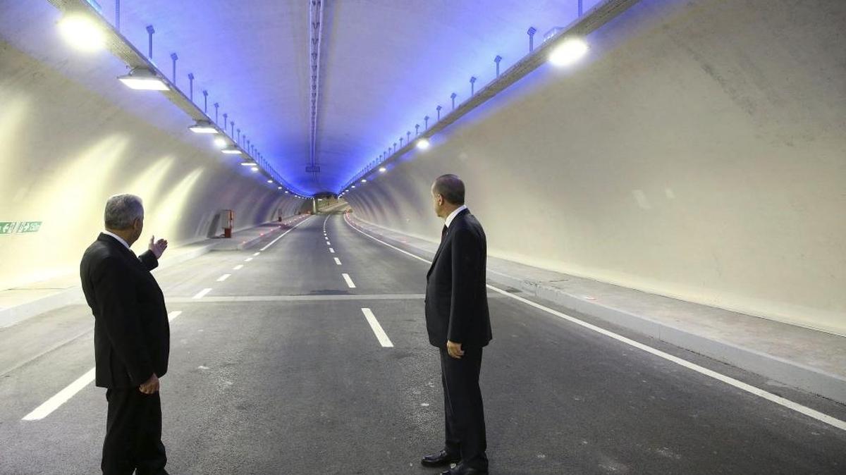 El presidente turco, Tayyip Erdogan (der.) y el primer ministro turco, Binali Yildirim mientras posan en el túnel Euroasia, en Estambul.