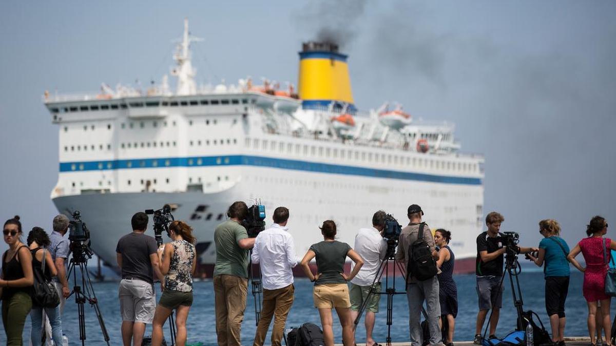 
Un ferry enviado por el gobierno griego para acelerar el registro administrativo de miles de refugiados sirios en la isla de Kos, llegó este viernes en la tarde al puerto de la isla,
