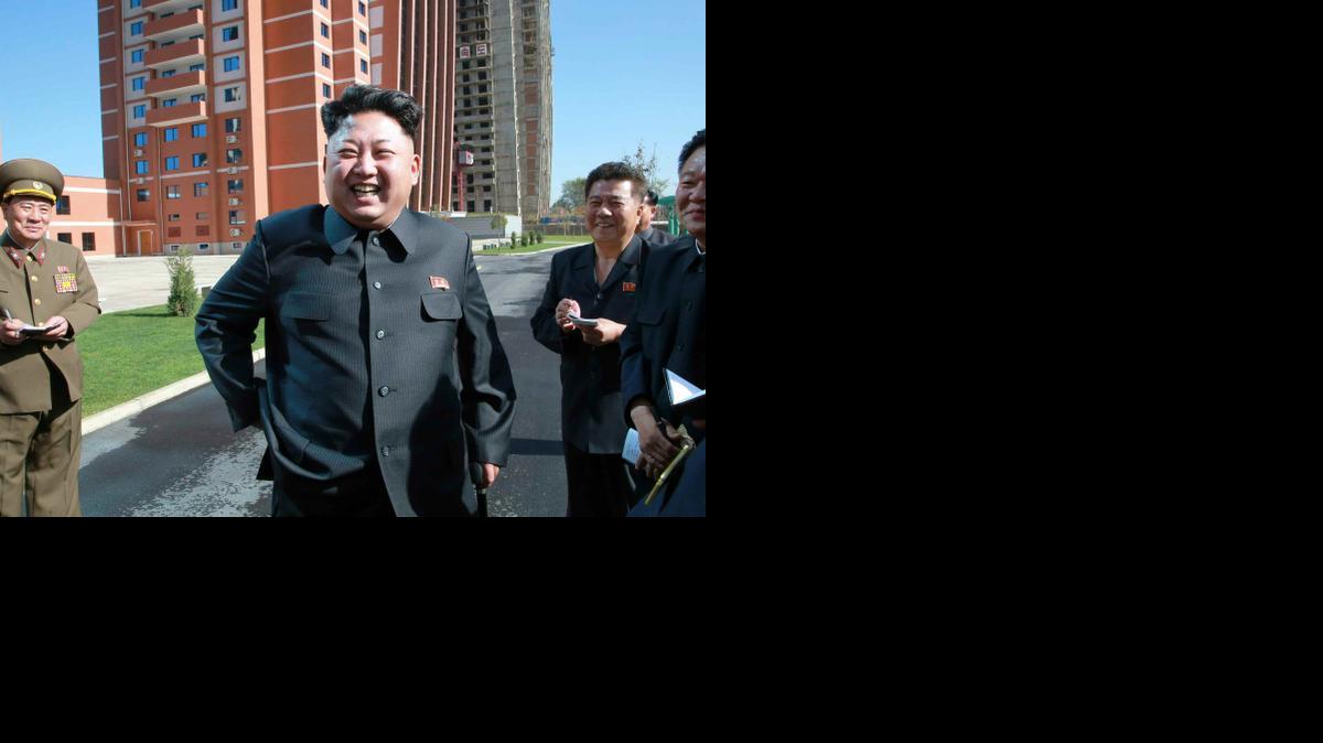 
 Fotografía cedida por el periódico del partido gobernante de Corea del Norte, Rodong Sinmun, el viernes 17 de octubre de 2014, donde se ve al líder de Corea del Norte Kim Jong-un visitando un complejo de apartamento para educadores este, 16 de octubre de 2014, en la Universidad Tecnológica de Kim Chaek en Pyongyang (Corea del Norte). Kim camino otra vez con bastón. EFE/Rodong Sinmun
