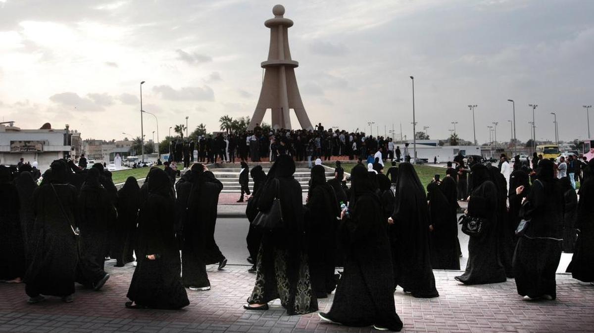 Mujeres chiitas (al frente) y hombres (al fondo) durante una protesta por la ejecución del líder religioso chiita Nimr Baqer al Nimr, una figura de la oposición al régimen.