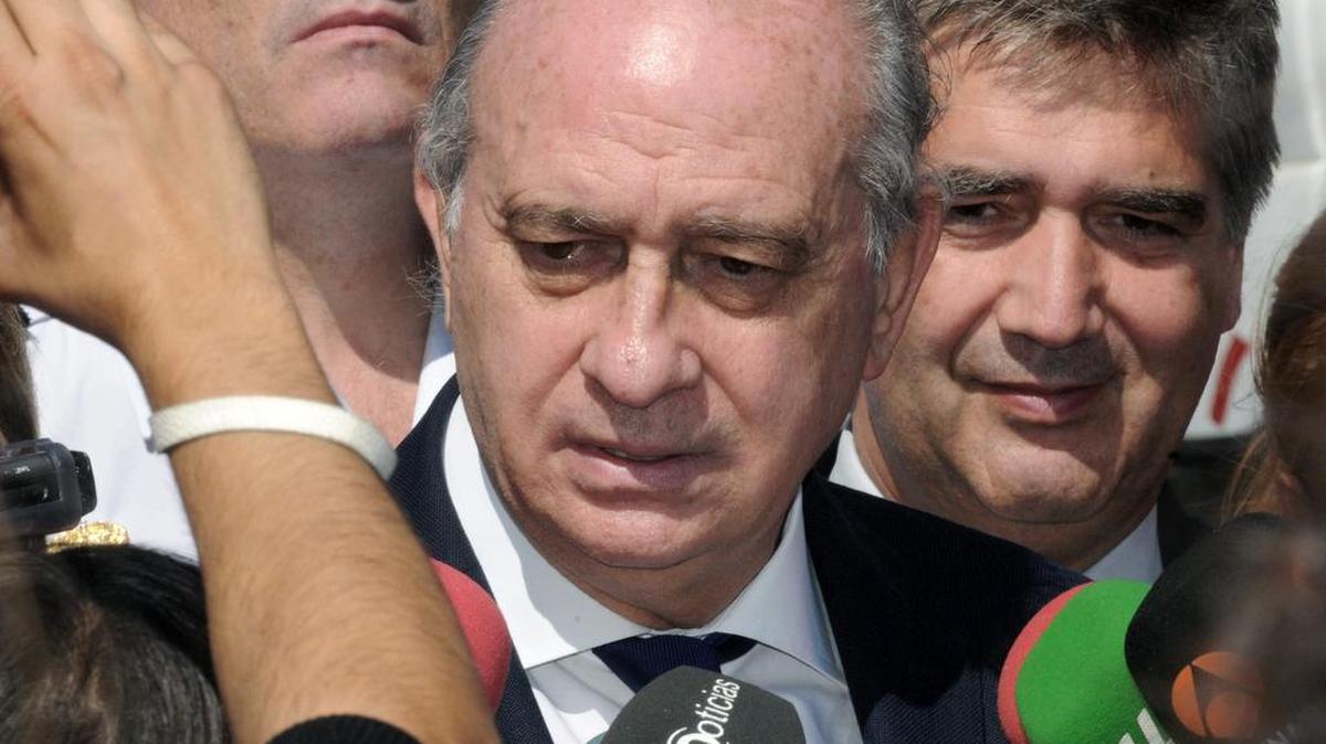 
El ministro español del Interior, Jorge Fernández Díaz (cen.), acompañado por el director general de la Policía, Ignacio Cosidó (der.), atiende a los medios de comunicación, el sábado, en Astorga.
