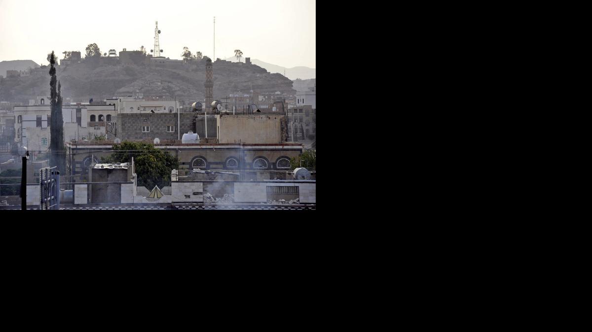 
Milicianos del movimiento chiita de los hutíes bombardearon la sede de la televisión oficial, causando la muerte al menos dos soldados, después de que en una emboscada perecieran 24 miembros del grupo.
