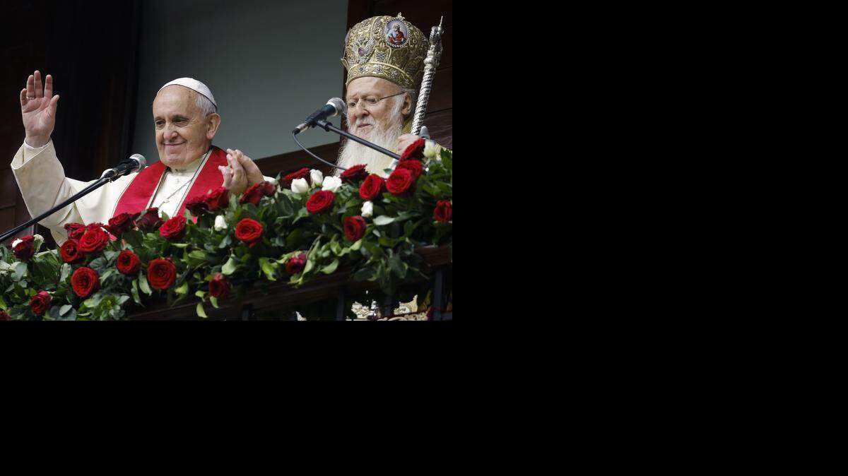 
El papa Francisco asistió el domingo a la liturgia dirigida por patriarca ortodoxo ecuménico de Constantinopla, Bartolomeo I, cerrando así su primera visita a Turquía.
