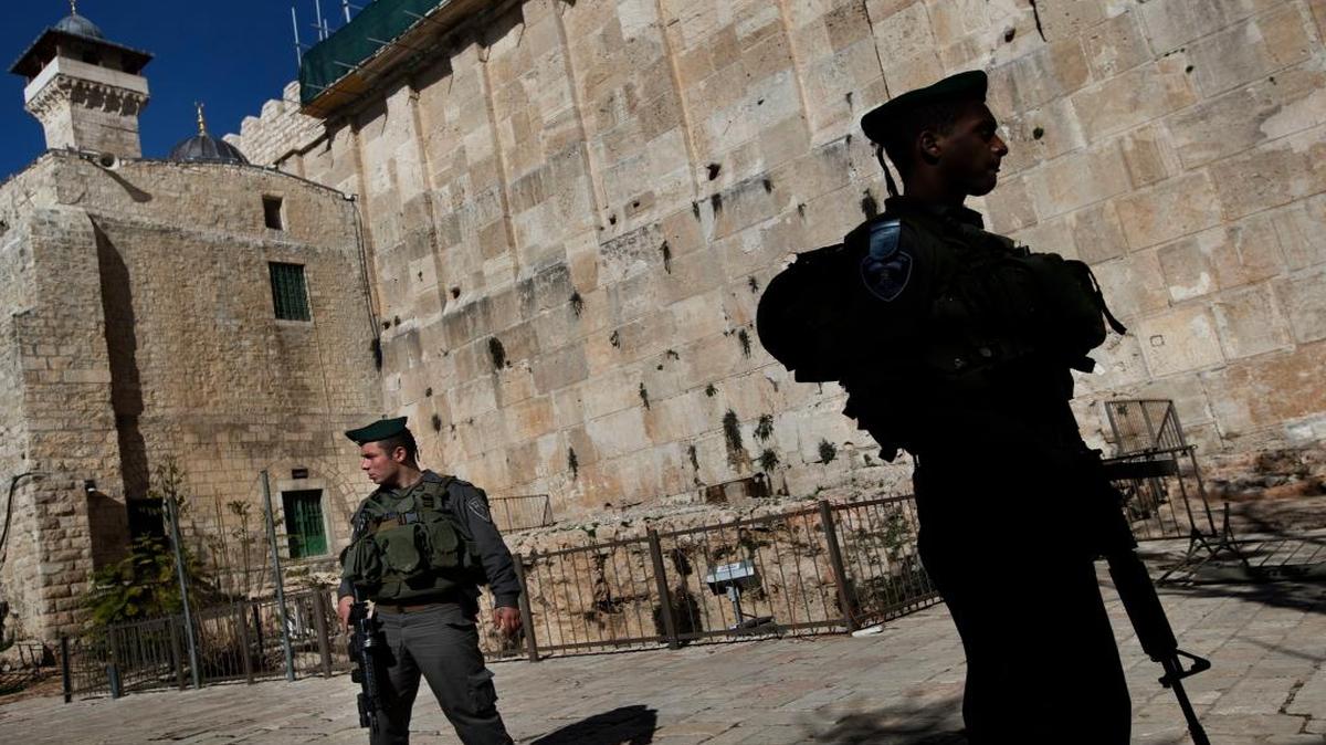 La policía fronteriza israelí está de guardia en el sitio conocido por los judíos como la Tumba de los Patriarcas, y a los musulmanes como la Mezquita de Ibrahimi, en la ciudad cisjordana de Hebrón.