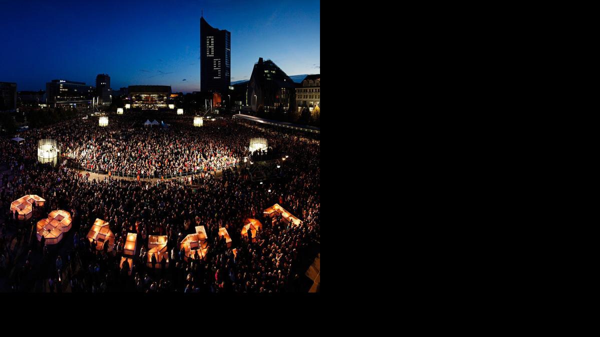 
Miles de personas se reúnen y encienden velas junto al símbolo ‘Leipxig 89’ durante un acto para conmemorar el 25 aniversario de la Revolución Pacífica, en la plaza Augustenplatz de Leipzig, Alemania, el jueves.
