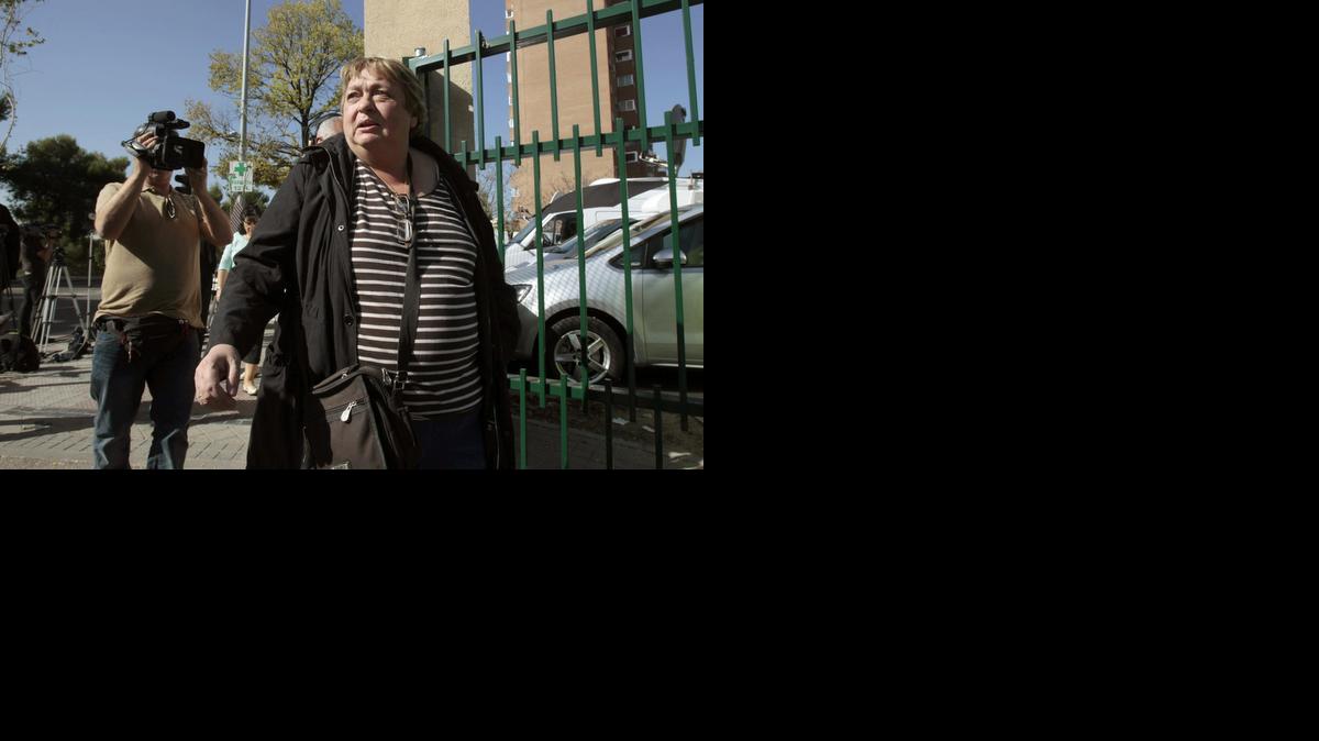
 María Teresa Mesa, amiga y portavoz de la familia, a su llega al Hospital Carlos III donde el martes ha visitado a Javier Limón , esposo de Teresa Romero, quienes siguen en observación en el centro hospitalario. EFE/Hugo Ortuño

