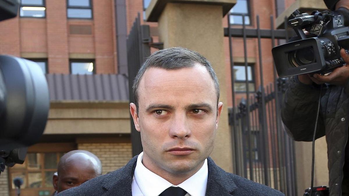 
Oscar Pistorius sale de un tribunal en Pretoria, Sudáfrica, el 20 de mayo de 2014. 
