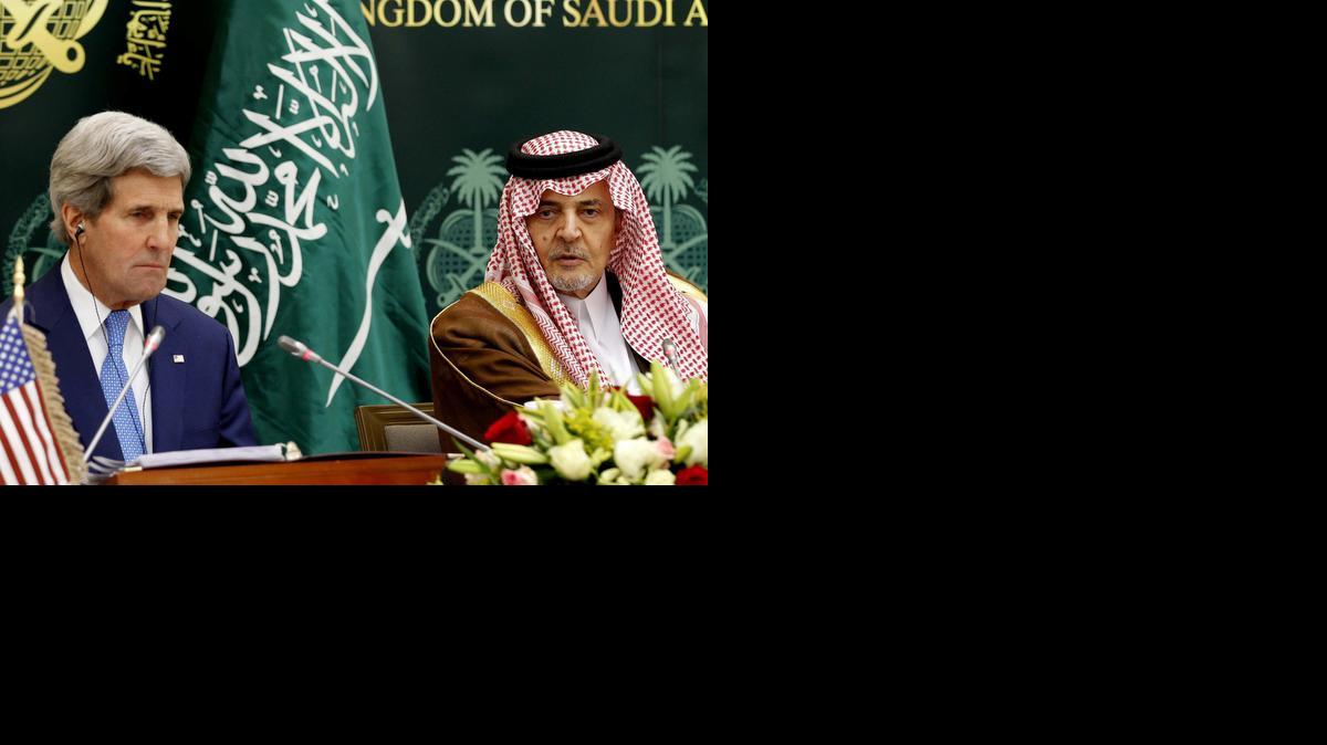 
El secretario de Estado estadounidense, John Kerry y el ministro saudita de Exteriores, Saud al Faisal, ofrecen una rueda de prensa tras su reunión en Riad, Arabia Saudita, el jueves.



