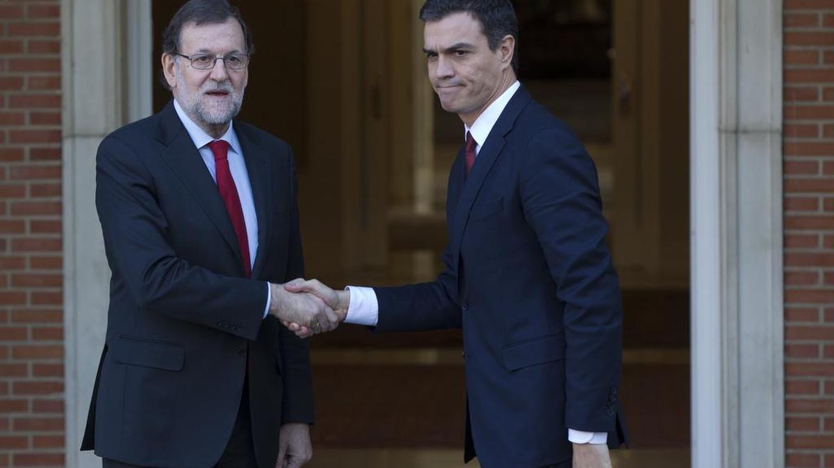 El presidente del Gobierno, Mariano Rajoy (izq.), y el líder del PSOE, Pedro Sánchez, se saludan el 23 de diciembre, en el Palacio de La Moncloa, antes de iniciar su primera reunión tras las elecciones generales, un encuentro pactado para sondear los escenarios de gobernabilidad que se abren tras los resultados en las urnas.