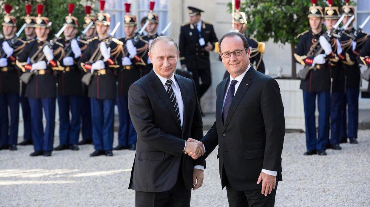 
Putin llegó sonriente el viernes al Elíseo, donde él y Hollande se saludaron cordialmente antes de iniciar sus conversaciones.
