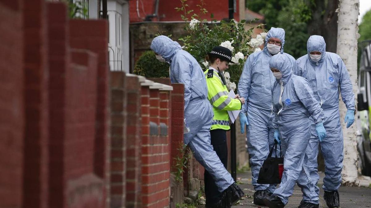 Los oficiales policiales continúan trabajando en una propiedad residencial en el este de Londres el 5 de junio de 2017, como parte de sus investigaciones después de los ataques terroristas del 3 de junio en el centro de Londres.