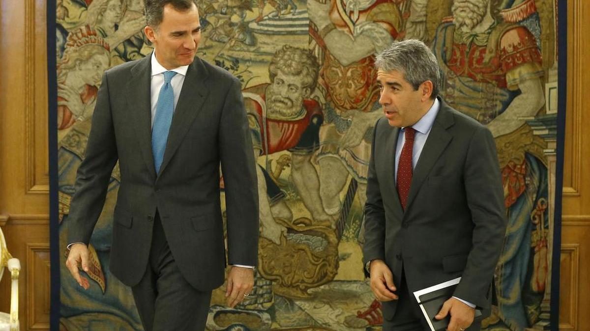 El rey Felipe VI recibe al portavoz de Democràcia i Llibertat (DiL) en el Congreso, Francesc Homs (d), dentro de la tercera ronda de consultas que celebra con los representantes de las formaciones políticas parlamentarias desde las elecciones, esta tarde en el Palacio de la Zarzuela.