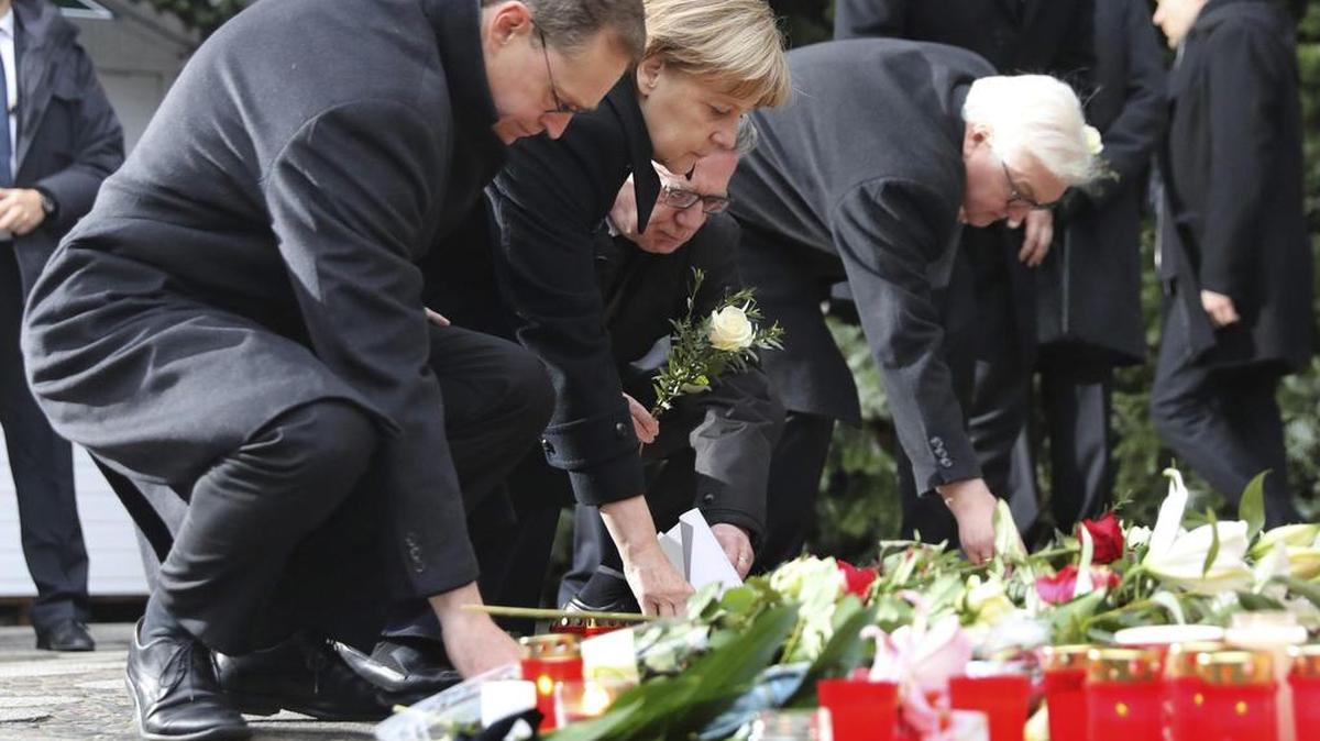 La Canciller alemana Angela Merkel (centro) visitó el lugar del atentado junto al alcalde de Berlín Michael Muller (izq.), el ministro del Interior Thomas de Maizière (2d), el alcalde de Berlín Michael Müller (i) y el ministro de Exteriores Frank-Walter Steinmeier.