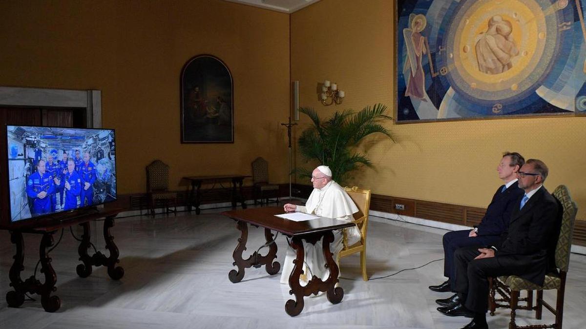Una imagen facilitada por el periódico del Vaticano L'Osservatore Romano, muestra al Papa Francisco durante una videoconferencia con la tripulación de la misión espacial 53 a bordo de la Estación Espacial Internacional, a unos 400 kilómetros de la Tierra, en El Vaticano, Ciudad del Vaticano, el 26 de octubre de 2017.