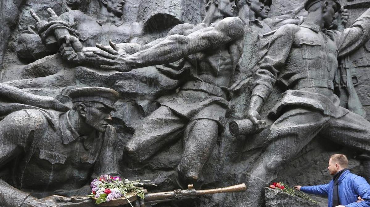 Un hombre coloca flores en el monumento a la Segunda Guerra Mundial durante una marcha celebrada para conmemorar en Día de la Victoria en Kiev (Ucrania) el 9 de mayo de 2017. Países de la antigua URSS celebran el 72º aniversario de la victoria sobre la Alemania nazi en la II Guerra Mundial.