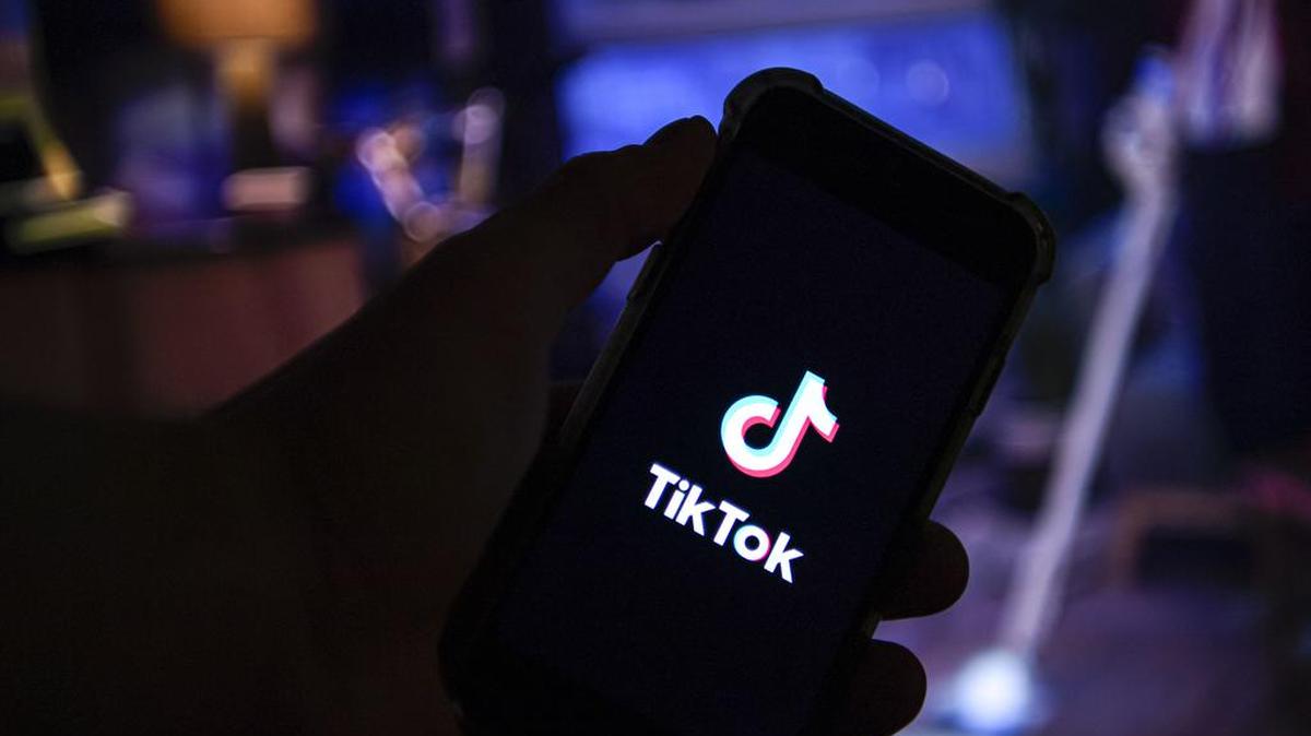 El obispo Antonino Raspanti advirtió a sus feligreses de la existencia de curas “falsos” que celebran misas en locales no autorizados e incluso utilizan las redes sociales como Tik Tok para otorgar bendiciones y les ha amenazado con la pena canónica de excomunión por cometer “un delito de cisma”.