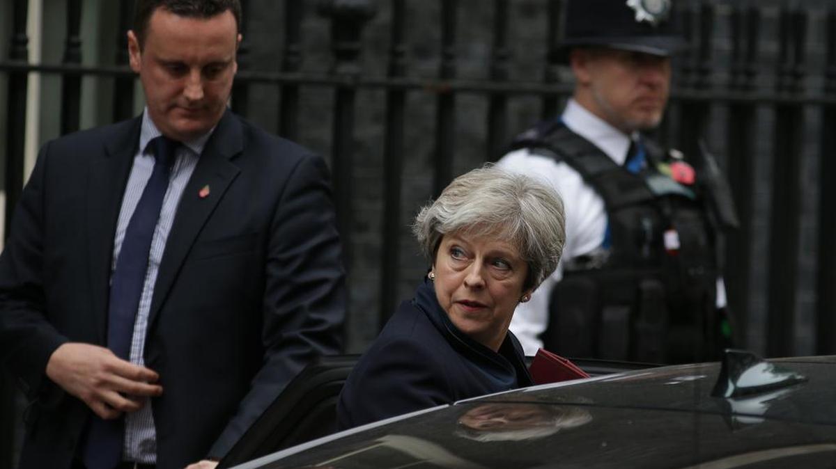 La Primera Ministra de Gran Bretaña, Theresa May, deja 10 Downing Street en el centro de Londres antes de la sesión semanal del Primer Ministro en la Cámara de los Comunes el 1ero de noviembre de 2017.