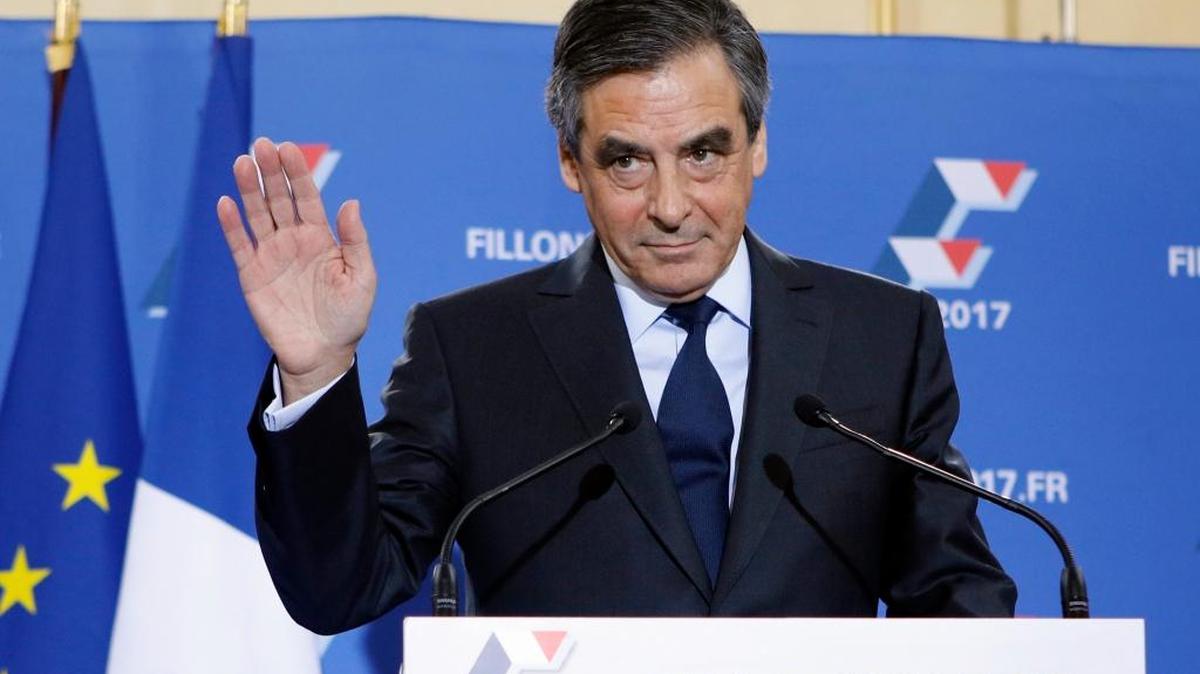 El candidato a la presidencia de Francia, Francois Fillon, saluda antes de dirigirse a la audiencia, el domingo en París.