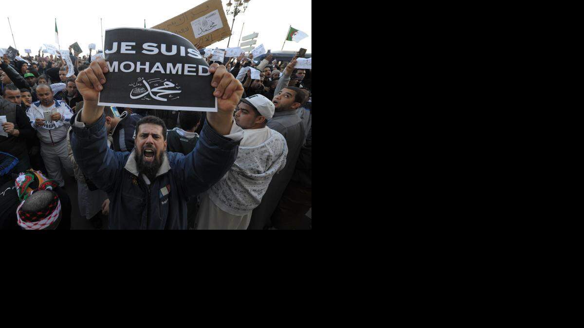 
Un manifestante musulmán sostiene un “Je suis Mohamed” durante una incendida protesta en Argel el viernes.
