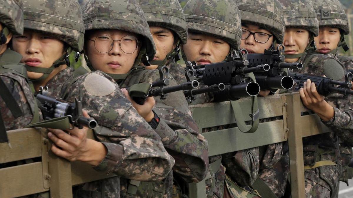 
El ejercicio militar y civil de tres días, llamado “Able Response 15”, servirá para “examinar y mejorar el sistema de respuesta combinada de los dos países a las amenazas biológicas naturales o realizadas intencionalmente que puedan tener lugar en la península de Corea.
