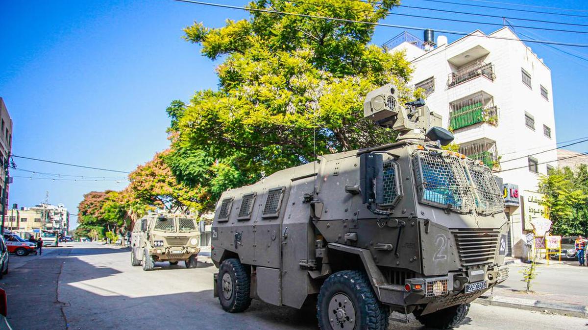 Vehículos blindados del Ejército israelí participan en una redada en el campamento de refugiados de Nablus, en el norte de Cisjordania, el jueves 23 de noviembre de 2023.