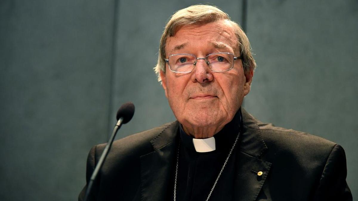 El cardenal australiano George Pell observa mientras hace una declaración en la Oficina de Prensa de la Santa Sede, Ciudad del Vaticano, el 29 de junio de 2017, después de haber sido acusado de delitos sexuales en un caso que ha sacudido a la iglesia.