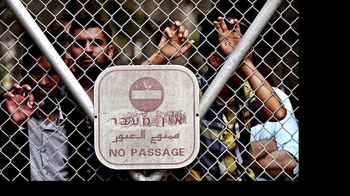 
Varios palestinos esperan a que sus familiares crucen el paso de Rafah, fronterizo entre Gaza y Egipto, que ha sido abierto por las autoridades egipcias para permitir el regreso a la Franja de palestinos que esperaban la apertura desde hace meses.

