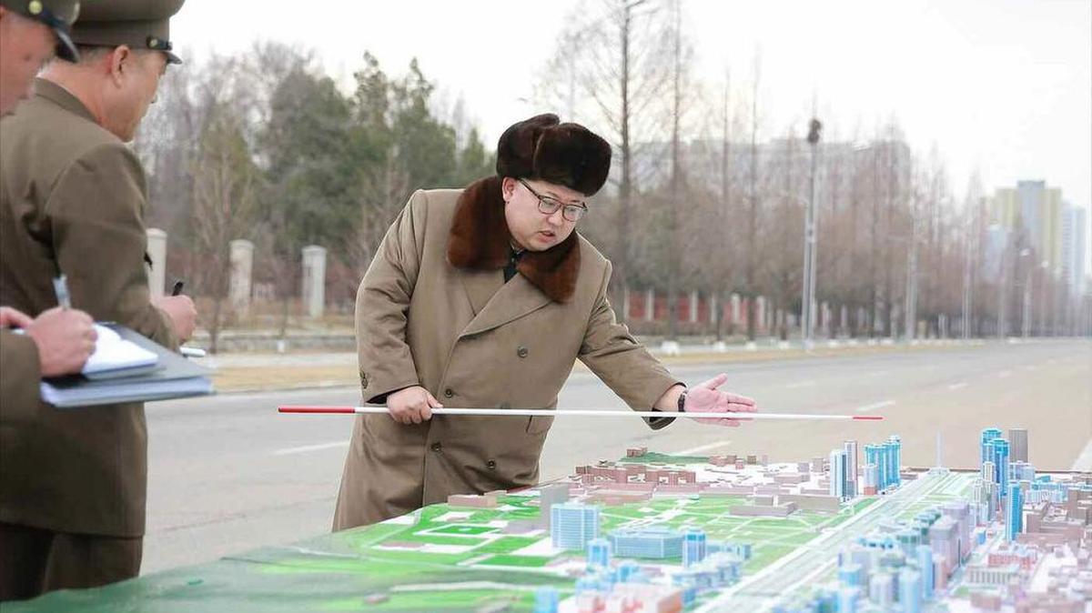 Fotografía sin fecha cedida hoy, viernes 18 de marzo de 2016, por el periódico norcoreano del Comité Central del Partido de los Trabajadores, Rodong Sinmun, donde se ve al líder de Corea del Norte Kim Jong-un señalando el sitio donde se construirá la calle Ryomyong Street en Pyongyang (Corea del Norte).