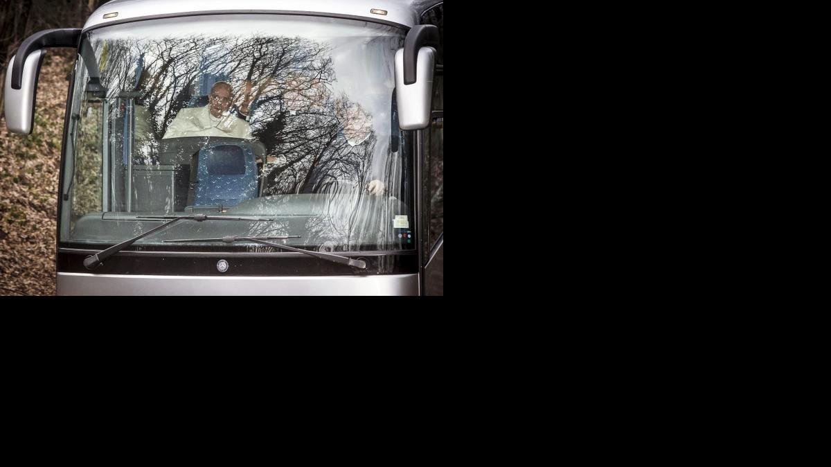 
Francisco partio a bordo de un autobús junto a sus acompañantes de la Curia Romana para recorrer los 30 kilómetros que separan Roma de Ariccia, el municipio donde realizará estos ejercicios espirituales.
