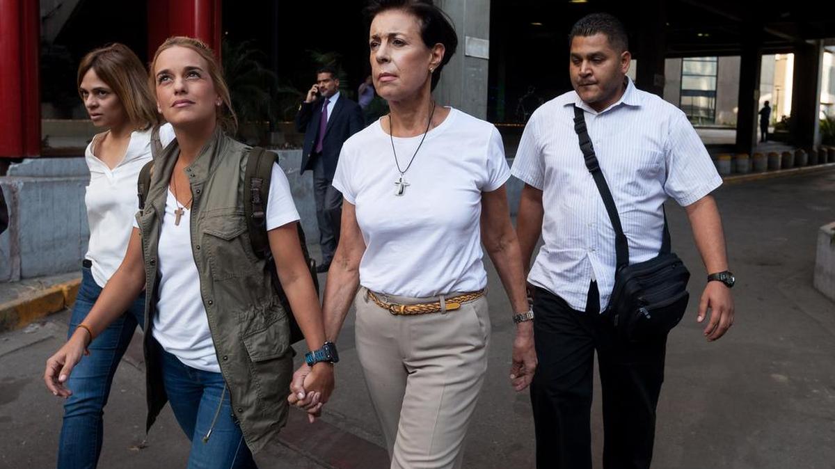 Lilian Tintori (2-i) y Antonieta Mendoza (2-d), esposa y madre respectivamente del opositor venezolano preso Leopoldo López salen de las oficinas del Ministerio Publico este martes 19 de enero de 2016, en la ciudad de Caracas (Venezuela).