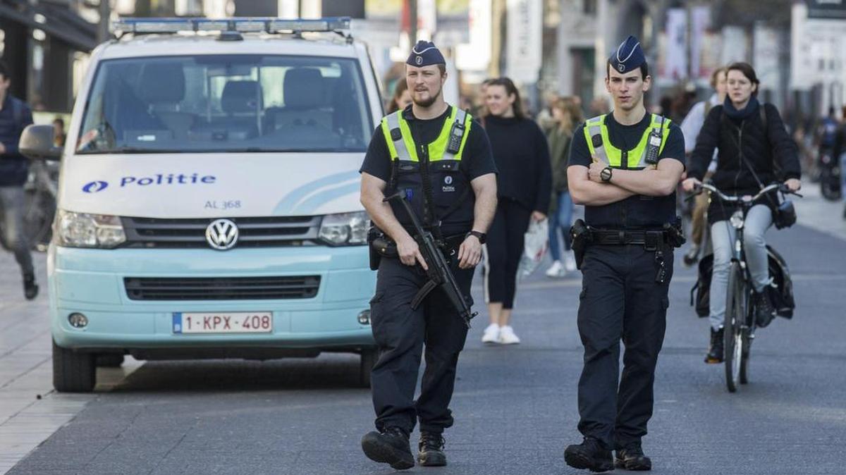 Policías patrullan por la calle Meir, el principal bulevar peatonal de la ciudad, donde ha sido detenido un hombre tras entrar a gran velocidad con su vehículo, en Amberes, Bélgica, el 23 de marzo de 2017.