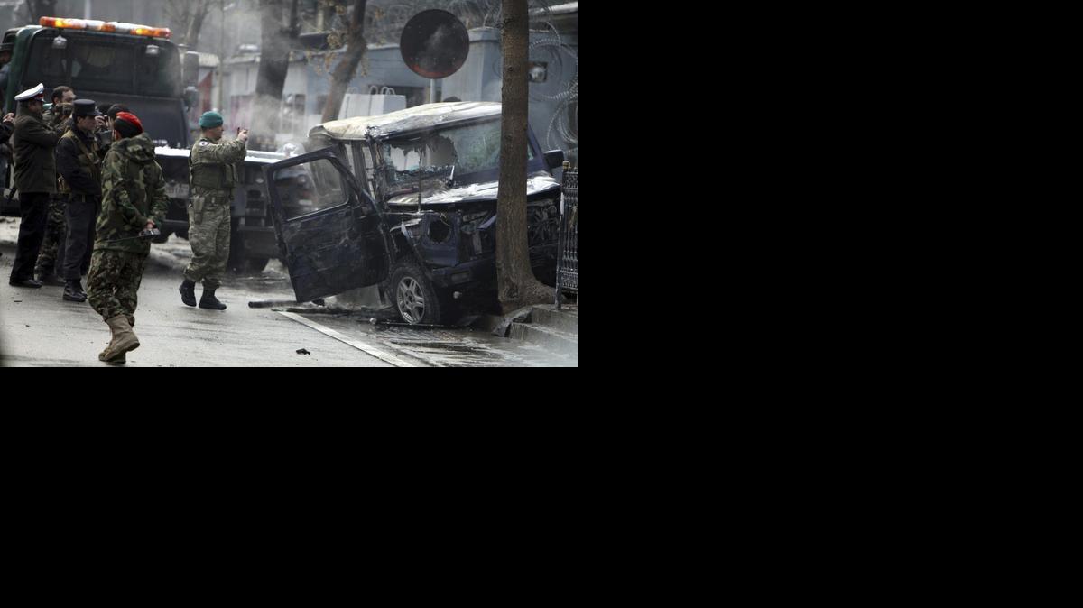 <cutline_leadin>Soldados turcos</cutline_leadin> de la misión Apoyo Resuelto de la OTAN en el escenario de un atentado suicida contra un vehículo de la embajada turca en Kabul, el jueves.<252><252>