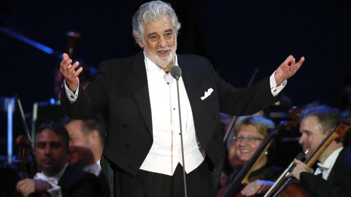 La estrella de la ópera Plácido Domingo saluda al público el 28 de agosto de 2019 en Szeged, Hungría.