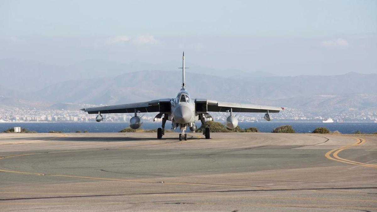 Los aviones de la Royal Air Force (RAF) británica realizaron este jueves sus primeros bombardeos contra campos petrolíferos del Estado Islámico (EI) en Siria.